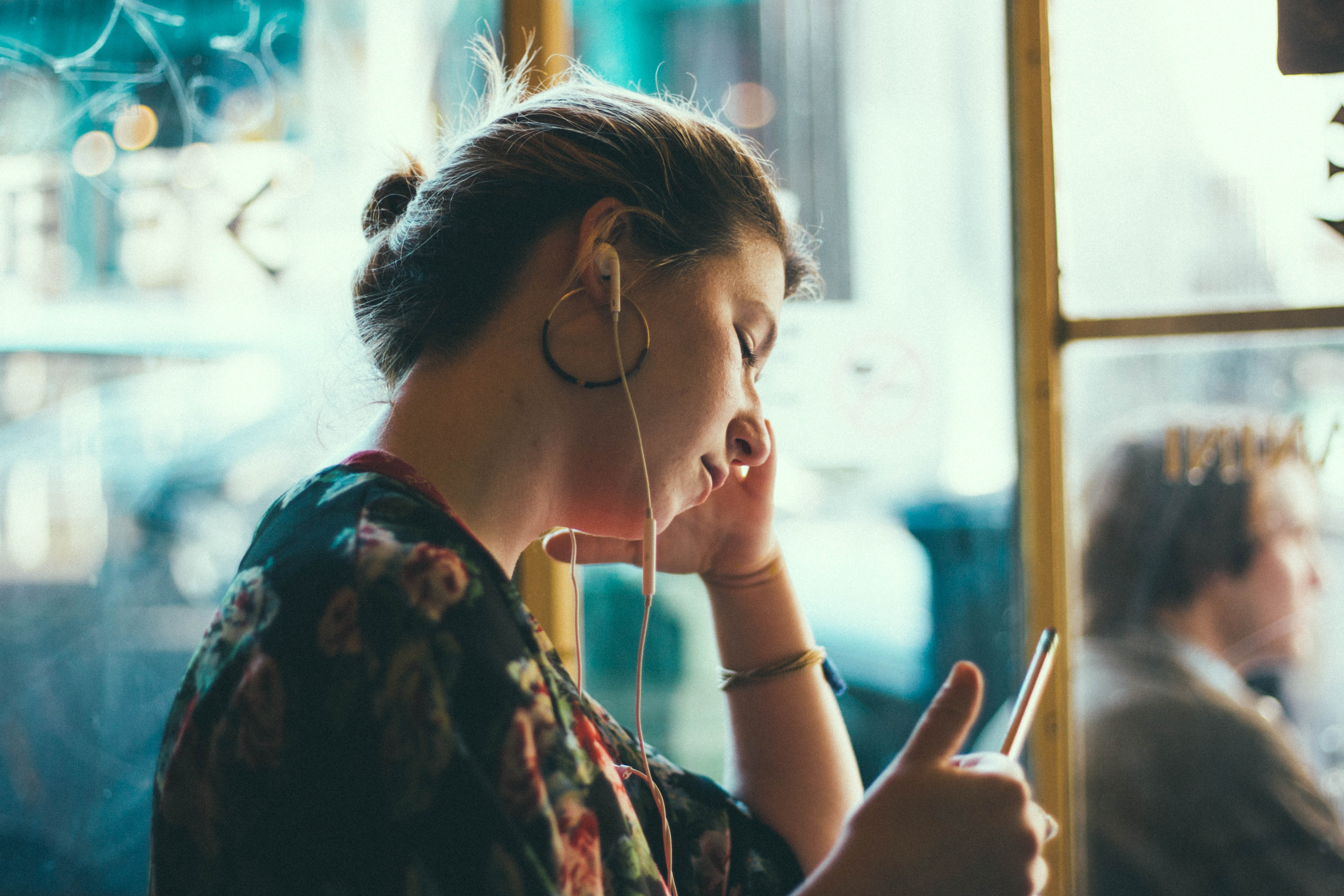 Ragazza che ascolta un podcast