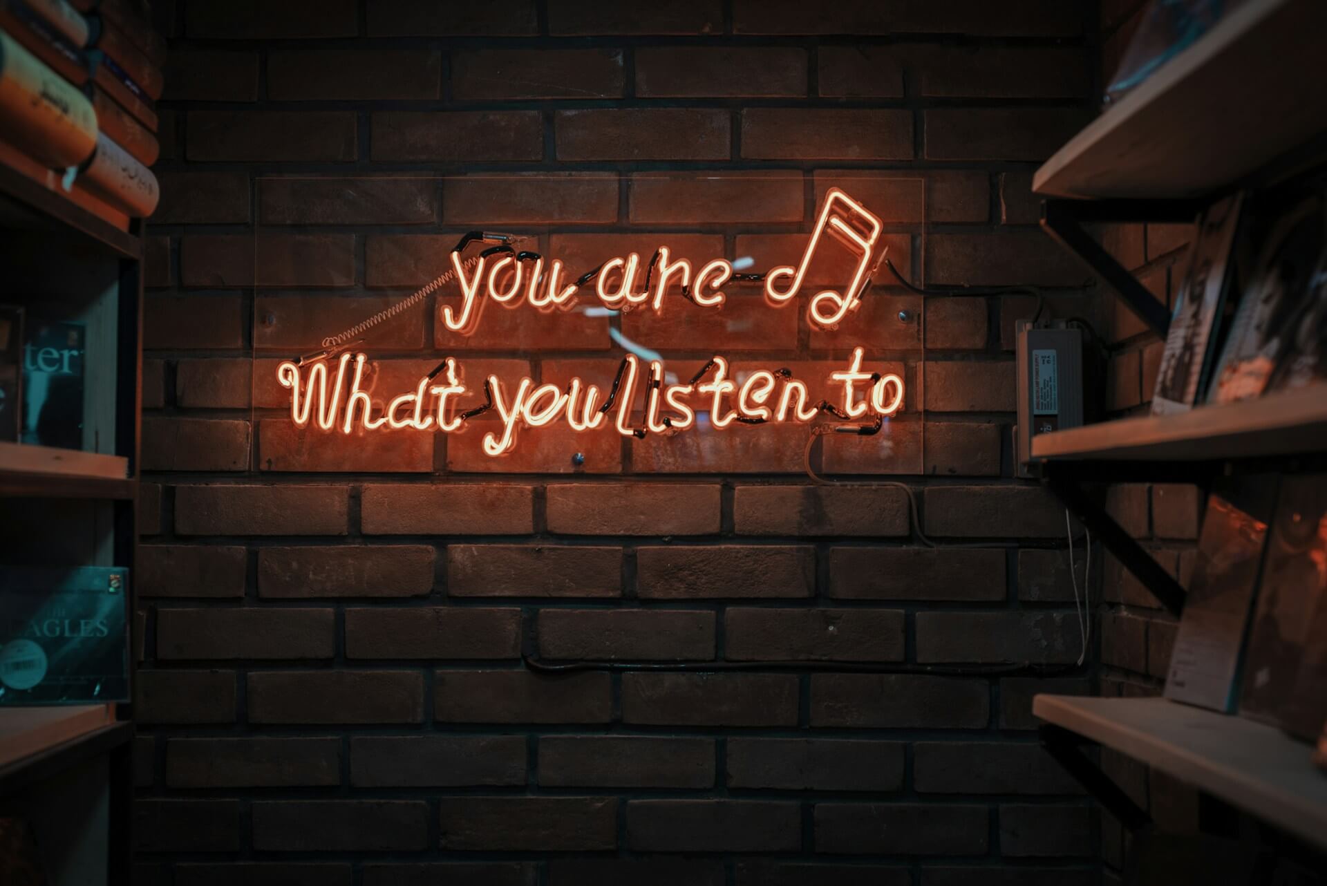 scritta luminosa che dice "you are what you listen to"